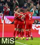 29.11.2025, Fussball Bundesliga 2025/2026, 12.Spieltag, FC Bayern Mnchen - FC St. Pauli, in der Allianz-Arena Mnchen, Torjubel von links:  Leon Goretzka (FC Bayern Mnchen), Tom Bischof (Bayern Mnchen), Nicolas Jackson (FC Bayern Mnchen), Harry Kane (FC Bayern Mnchen) 