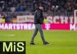29.11.2025, Fussball Bundesliga 2025/2026, 12.Spieltag, FC Bayern Mnchen - FC St. Pauli, in der Allianz-Arena Mnchen, Trainer Alexander Blessin (FC St. Pauli) wandert total frustriert nach der Niederlage ber den Platz. 