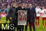 29.11.2025, Fussball Bundesliga 2025/2026, 12.Spieltag, FC Bayern Mnchen - FC St. Pauli, in der Allianz-Arena Mnchen, Offizieller Abschied von Kingsley Coman (2.v.li, FC Bayern Mnchen) vor dem Spiel, Sportvorstand Max Eberl (Bayern Mnchen), Sportdirektor Christoph Freund (Bayern Mnchen) und Vorstandsvorsitzender Jan-Christian Dreesen (re, FC Bayern Mnchen) verabschieden ihn.