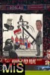29.11.2025, Fussball Bundesliga 2025/2026, 12.Spieltag, FC Bayern Mnchen - FC St. Pauli, in der Allianz-Arena Mnchen, Plakat gegen Andy Grote: Schmhplakat der Bayernfans in der Sdkurve gegen einen Hamburger Politiker. Weil er sich in einem Tweet als Pimmel beleidigt fhlt, lst Hamburgs Innensenator Andy Grote im Jahr 2021 eine Hausdurchsuchung der Polizei aus. Vor der Innenministerkonferenz, die neue Repressionen gegen Fuballfans vorbereitet, erinnern die Fans des FC Bayern an dieses Ereignis mit diesen Plakaten. Eine riesige Karikatur zeigte Hamburgs Senator fr Inneres und Sport im grauen Anzug und mit offener Hose, aus der ein berdimensionaler Schlagstock herausragt. Im Hintergrund sind Fuballfans in roter Montur zu sehen, dazu ein behelmter Polizist, der sie mit einer Hand-Kamera filmt sowie weitere berwachungskameras und ein Zettel, auf dem Stadionverbot steht. Auf einem Spruchband direkt daneben war zu lesen: Grote schwingt wieder seinen Unverhltnismssigkeitspimmel. (Munich red Pride Fanorganisation)
