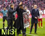 29.11.2025, Fussball Bundesliga 2025/2026, 12.Spieltag, FC Bayern Mnchen - FC St. Pauli, in der Allianz-Arena Mnchen, Offizieller Abschied von Kingsley Coman (FC Bayern Mnchen) vor dem Spiel, Sportvorstand Max Eberl (Bayern Mnchen), Sportdirektor Christoph Freund (Bayern Mnchen) und Vorstandsvorsitzender Jan-Christian Dreesen (FC Bayern Mnchen) verabschieden ihn.