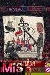 29.11.2025, Fussball Bundesliga 2025/2026, 12.Spieltag, FC Bayern Mnchen - FC St. Pauli, in der Allianz-Arena Mnchen, Plakat gegen Andy Grote: Schmhplakat der Bayernfans in der Sdkurve gegen einen Hamburger Politiker. Weil er sich in einem Tweet als Pimmel beleidigt fhlt, lst Hamburgs Innensenator Andy Grote im Jahr 2021 eine Hausdurchsuchung der Polizei aus. Vor der Innenministerkonferenz, die neue Repressionen gegen Fuballfans vorbereitet, erinnern die Fans des FC Bayern an dieses Ereignis mit diesen Plakaten. Eine riesige Karikatur zeigte Hamburgs Senator fr Inneres und Sport im grauen Anzug und mit offener Hose, aus der ein berdimensionaler Schlagstock herausragt. Im Hintergrund sind Fuballfans in roter Montur zu sehen, dazu ein behelmter Polizist, der sie mit einer Hand-Kamera filmt sowie weitere berwachungskameras und ein Zettel, auf dem Stadionverbot steht. Auf einem Spruchband direkt daneben war zu lesen: Grote schwingt wieder seinen Unverhltnismssigkeitspimmel. (Munich red Pride Fanorganisation)