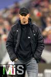 29.11.2025, Fussball Bundesliga 2025/2026, 12.Spieltag, FC Bayern Mnchen - FC St. Pauli, in der Allianz-Arena Mnchen, Trainer Alexander Blessin (FC St. Pauli) ratlos an der Seitenlinie.