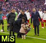 29.11.2025, Fussball Bundesliga 2025/2026, 12.Spieltag, FC Bayern Mnchen - FC St. Pauli, in der Allianz-Arena Mnchen, Offizieller Abschied von Kingsley Coman (FC Bayern Mnchen) vor dem Spiel, Sportvorstand Max Eberl (Bayern Mnchen), Sportdirektor Christoph Freund (Bayern Mnchen) und Vorstandsvorsitzender Jan-Christian Dreesen (re, FC Bayern Mnchen) verabschieden ihn.