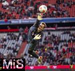 29.11.2025, Fussball Bundesliga 2025/2026, 12.Spieltag, FC Bayern Mnchen - FC St. Pauli, in der Allianz-Arena Mnchen, Torwart Manuel Neuer (FC Bayern Mnchen) im Hechtsprung beim Aufwrmen, 