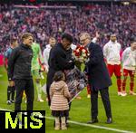 29.11.2025, Fussball Bundesliga 2025/2026, 12.Spieltag, FC Bayern Mnchen - FC St. Pauli, in der Allianz-Arena Mnchen, Offizieller Abschied von Kingsley Coman (FC Bayern Mnchen) vor dem Spiel, Sportvorstand Max Eberl (Bayern Mnchen), Sportdirektor Christoph Freund (Bayern Mnchen) und Vorstandsvorsitzender Jan-Christian Dreesen (re, FC Bayern Mnchen) verabschieden ihn.