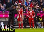 29.11.2025, Fussball Bundesliga 2025/2026, 12.Spieltag, FC Bayern Mnchen - FC St. Pauli, in der Allianz-Arena Mnchen, v.li: Trainer Vincent Kompany (FC Bayern Mnchen) im Gesprch mit Konrad Laimer (FC Bayern Mnchen) re: Lennart Karl (FC Bayern Mnchen) 
