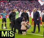 29.11.2025, Fussball Bundesliga 2025/2026, 12.Spieltag, FC Bayern Mnchen - FC St. Pauli, in der Allianz-Arena Mnchen, Offizieller Abschied von Kingsley Coman (FC Bayern Mnchen) vor dem Spiel, Sportvorstand Max Eberl (Bayern Mnchen), Sportdirektor Christoph Freund (Bayern Mnchen) und Vorstandsvorsitzender Jan-Christian Dreesen (re, FC Bayern Mnchen) verabschieden ihn.