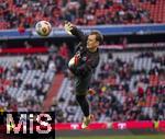 29.11.2025, Fussball Bundesliga 2025/2026, 12.Spieltag, FC Bayern Mnchen - FC St. Pauli, in der Allianz-Arena Mnchen, Torwart Manuel Neuer (FC Bayern Mnchen) im Hechtsprung beim Aufwrmen, 