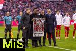 29.11.2025, Fussball Bundesliga 2025/2026, 12.Spieltag, FC Bayern Mnchen - FC St. Pauli, in der Allianz-Arena Mnchen, Offizieller Abschied von Kingsley Coman (2.v.li, FC Bayern Mnchen) vor dem Spiel, Sportvorstand Max Eberl (Bayern Mnchen), Sportdirektor Christoph Freund (Bayern Mnchen) und Vorstandsvorsitzender Jan-Christian Dreesen (re, FC Bayern Mnchen) verabschieden ihn.
