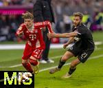 29.11.2025, Fussball Bundesliga 2025/2026, 12.Spieltag, FC Bayern Mnchen - FC St. Pauli, in der Allianz-Arena Mnchen, Lennart Karl (FC Bayern Mnchen) am Ball gegen Lars Ritzka (FC St. Pauli) 