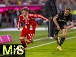 29.11.2025, Fussball Bundesliga 2025/2026, 12.Spieltag, FC Bayern Mnchen - FC St. Pauli, in der Allianz-Arena Mnchen, Lennart Karl (FC Bayern Mnchen) am Ball gegen Lars Ritzka (FC St. Pauli) 