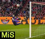29.11.2025, Fussball Bundesliga 2025/2026, 12.Spieltag, FC Bayern M�nchen - FC St. Pauli, in der Allianz-Arena M�nchen, Torwart Nikola Vasilj (FC St. Pauli) hechtet dem Ball hinterher.