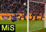 29.11.2025, Fussball Bundesliga 2025/2026, 12.Spieltag, FC Bayern M�nchen - FC St. Pauli, in der Allianz-Arena M�nchen, Torwart Nikola Vasilj (FC St. Pauli) hechtet dem Ball hinterher.