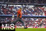 29.11.2025, Fussball Bundesliga 2025/2026, 12.Spieltag, FC Bayern M�nchen - FC St. Pauli, in der Allianz-Arena M�nchen, Torwart-Trainer Michael Rechner (FC Bayern M�nchen) beim Aufw�rmen von Manuel Neuer.
