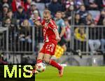29.11.2025, Fussball Bundesliga 2025/2026, 12.Spieltag, FC Bayern M�nchen - FC St. Pauli, in der Allianz-Arena M�nchen, Konrad Laimer (FC Bayern M�nchen) am Ball 