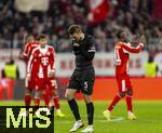29.11.2025, Fussball Bundesliga 2025/2026, 12.Spieltag, FC Bayern M�nchen - FC St. Pauli, in der Allianz-Arena M�nchen, Hauke Wahl (FC St. Pauli) nachdenklich, die Bayernspieler jubeln hinten.