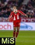 29.11.2025, Fussball Bundesliga 2025/2026, 12.Spieltag, FC Bayern M�nchen - FC St. Pauli, in der Allianz-Arena M�nchen, Aleksandar Pavlovic (Bayern M�nchen)  stoppt den Ball