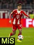 29.11.2025, Fussball Bundesliga 2025/2026, 12.Spieltag, FC Bayern M�nchen - FC St. Pauli, in der Allianz-Arena M�nchen, Tom Bischof (Bayern M�nchen) am Ball 