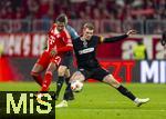 29.11.2025, Fussball Bundesliga 2025/2026, 12.Spieltag, FC Bayern M�nchen - FC St. Pauli, in der Allianz-Arena M�nchen, v.li: Serge Gnabry (FC Bayern M�nchen) gegen Eric Smith (FC St. Pauli) 