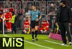 29.11.2025, Fussball Bundesliga 2025/2026, 12.Spieltag, FC Bayern M�nchen - FC St. Pauli, in der Allianz-Arena M�nchen, Schiedsrichterassistent Robert Kempter an der Seitenlinie.