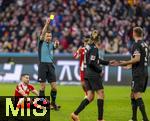 29.11.2025, Fussball Bundesliga 2025/2026, 12.Spieltag, FC Bayern M�nchen - FC St. Pauli, in der Allianz-Arena M�nchen, Schiedsrichter Felix Zwayer zeigt die Gelbe Karte 