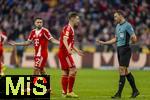 29.11.2025, Fussball Bundesliga 2025/2026, 12.Spieltag, FC Bayern M�nchen - FC St. Pauli, in der Allianz-Arena M�nchen, li: Joshua Kimmich (FC Bayern M�nchen) im Gespr�ch mit Schiedsrichter Felix Zwayer 