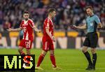 29.11.2025, Fussball Bundesliga 2025/2026, 12.Spieltag, FC Bayern M�nchen - FC St. Pauli, in der Allianz-Arena M�nchen, li: Joshua Kimmich (FC Bayern M�nchen) im Gespr�ch mit Schiedsrichter Felix Zwayer 