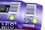 01.12.2025, Symbolbild:  Teure Schokolade, Eine Tafel Schokolade von der Firma Milka hat jetzt statt 100g nur noch 90 Gramm Inhalt. Gleichzeitig ist der Preis auf 1,99 Euro hochgeschnellt.   Links eine neue Tafel mit 90 Gramm Inhalt, rechts die frhere Packungsgre mit 100 gramm. 
Die Verbraucherzentrale Hamburg bezeichnet die neue Tafel als Mogelpackung und hat Klage eingereicht und Milka den Negativpreis Goldener Windbeutel verliehen, da sie die Preissteigerung bei gleichzeitig reduzierter Menge als besonders dreist empfanden. 
Cocoa Life ist das globale Kakao-Nachhaltigkeitsprogramm von Mondelez International.

