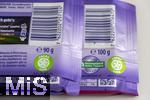 01.12.2025, Symbolbild:  Teure Schokolade, Eine Tafel Schokolade von der Firma Milka hat jetzt statt 100g nur noch 90 Gramm Inhalt. Gleichzeitig ist der Preis auf 1,99 Euro hochgeschnellt.   Links eine neue Tafel mit 90 Gramm Inhalt, rechts die frhere Packungsgre mit 100 gramm. 
Die Verbraucherzentrale Hamburg bezeichnet die neue Tafel als Mogelpackung und hat Klage eingereicht und Milka den Negativpreis Goldener Windbeutel verliehen, da sie die Preissteigerung bei gleichzeitig reduzierter Menge als besonders dreist empfanden. 
Cocoa Life ist das globale Kakao-Nachhaltigkeitsprogramm von Mondelez International.
