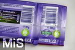 01.12.2025, Symbolbild:  Teure Schokolade, Eine Tafel Schokolade von der Firma Milka hat jetzt statt 100g nur noch 90 Gramm Inhalt. Gleichzeitig ist der Preis auf 1,99 Euro hochgeschnellt.   Links eine neue Tafel mit 90 Gramm Inhalt, rechts die frhere Packungsgre mit 100 gramm. 
Die Verbraucherzentrale Hamburg bezeichnet die neue Tafel als Mogelpackung und hat Klage eingereicht und Milka den Negativpreis Goldener Windbeutel verliehen, da sie die Preissteigerung bei gleichzeitig reduzierter Menge als besonders dreist empfanden. 
Cocoa Life ist das globale Kakao-Nachhaltigkeitsprogramm von Mondelez International.
