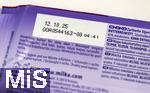 01.12.2025, Symbolbild:  Teure Schokolade, Eine Tafel Schokolade von der Firma Milka hat jetzt statt 100g nur noch 90 Gramm Inhalt. Diese Tafel ist nur bis 12.10.2025 haltbar.
