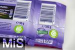 01.12.2025, Symbolbild:  Teure Schokolade, Eine Tafel Schokolade von der Firma Milka hat jetzt statt 100g nur noch 90 Gramm Inhalt. Gleichzeitig ist der Preis auf 1,99 Euro hochgeschnellt.   Links eine neue Tafel mit 90 Gramm Inhalt, rechts die frhere Packungsgre mit 100 gramm. 
Die Verbraucherzentrale Hamburg bezeichnet die neue Tafel als Mogelpackung und hat Klage eingereicht und Milka den Negativpreis Goldener Windbeutel verliehen, da sie die Preissteigerung bei gleichzeitig reduzierter Menge als besonders dreist empfanden. 
Cocoa Life ist das globale Kakao-Nachhaltigkeitsprogramm von Mondelez International.
