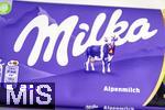 01.12.2025, Symbolbild:  Teure Schokolade, Eine Tafel Schokolade von der Firma Milka hat jetzt statt 100g nur noch 90 Gramm Inhalt. Gleichzeitig ist der Preis auf 1,99 Euro hochgeschnellt. 