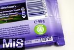01.12.2025, Symbolbild:  Teure Schokolade, Eine Tafel Schokolade von der Firma Milka hat jetzt statt 100g nur noch 90 Gramm Inhalt. Gleichzeitig ist der Preis auf 1,99 Euro hochgeschnellt.  Cocoa Life ist das globale Kakao-Nachhaltigkeitsprogramm von Mondelez International.