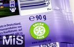 01.12.2025, Symbolbild:  Teure Schokolade, Eine Tafel Schokolade von der Firma Milka hat jetzt statt 100g nur noch 90 Gramm Inhalt. Gleichzeitig ist der Preis auf 1,99 Euro hochgeschnellt.  Cocoa Life ist das globale Kakao-Nachhaltigkeitsprogramm von Mondelez International.