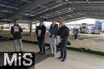 02.12.2025, Unterallgu, Therme Bad Wrishofen, feierliche Erffnung der neuen Photovoltaik-Parkplatzberdachung mit hochmodernem Energiemanagementsystem. Das Thermenparadies beginnt damit eine neue ra ihrer Stromversorgung um umweltfreundlich Energiekosten zu optimieren. Fr die Ehrengste gab es dann ein Elektro-Kart Rennen, passend zum Thema Elektro-Versorgung. mitte: Unterallgus Landrat Alex Eder, re: Thermenbetreiber Jrg Wund, 2.v.li: Bad Wrishofens Brgermeister Stefan Welzel.  