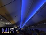 05.12.2025 Passagierflugzeug, Blick in die Passagierkabine einer Ryanair-Maschine beim Anflug auf Memmingen. In der Kabine wurde der Dunkel Modus eingeschaltet beim Landeanflug.