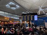 27.11.2025, Airport London Stansted (England), Viele Fluggste warten auf ihren Abflug. 