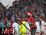 06.12.2025, Fussball Bundesliga 2025/2026, 13.Spieltag, VfB Stuttgart - FC Bayern Mnchen, in der MHP-Arena Stuttgart, Am Nikolaustag hat eion Fahnenschwenker eine Nikolausmtze auf 

