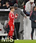 06.12.2025, Fussball Bundesliga 2025/2026, 13.Spieltag, VfB Stuttgart - FC Bayern Mnchen, in der MHP-Arena Stuttgart, Einwechslung Lennart Karl (FC Bayern Mnchen),  Trainer Vincent Kompany (FC Bayern Mnchen) 

