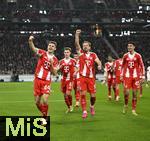 06.12.2025, Fussball Bundesliga 2025/2026, 13.Spieltag, VfB Stuttgart - FC Bayern Mnchen, in der MHP-Arena Stuttgart, Torjubel Josip Stanisic (Bayern Mnchen), Harry Kane (FC Bayern Mnchen), Aleksandar Pavlovic (Bayern Mnchen)  

