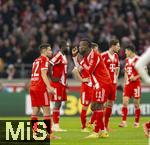 06.12.2025, Fussball Bundesliga 2025/2026, 13.Spieltag, VfB Stuttgart - FC Bayern M�nchen, in der MHP-Arena Stuttgart, v.li: Raphael Guerreiro (FC Bayern M�nchen) und Nicolas Jackson (FC Bayern M�nchen) im Gespr�ch.