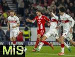 06.12.2025, Fussball Bundesliga 2025/2026, 13.Spieltag, VfB Stuttgart - FC Bayern M�nchen, in der MHP-Arena Stuttgart, v.li: Ramon Hendriks (Stuttgart), Leon Goretzka (FC Bayern M�nchen), Chema Andres (Stuttgart) 