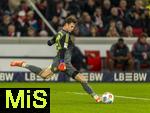 06.12.2025, Fussball Bundesliga 2025/2026, 13.Spieltag, VfB Stuttgart - FC Bayern M�nchen, in der MHP-Arena Stuttgart, Torwart Jonas Urbig (FC Bayern M�nchen) Absto�