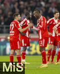 06.12.2025, Fussball Bundesliga 2025/2026, 13.Spieltag, VfB Stuttgart - FC Bayern M�nchen, in der MHP-Arena Stuttgart, v.li: Raphael Guerreiro (FC Bayern M�nchen) und Nicolas Jackson (FC Bayern M�nchen) im Gespr�ch.