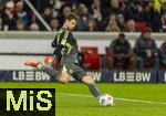 06.12.2025, Fussball Bundesliga 2025/2026, 13.Spieltag, VfB Stuttgart - FC Bayern M�nchen, in der MHP-Arena Stuttgart, Torwart Jonas Urbig (FC Bayern M�nchen) Absto�