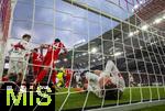 06.12.2025, Fussball Bundesliga 2025/2026, 13.Spieltag, VfB Stuttgart - FC Bayern M�nchen, in der MHP-Arena Stuttgart, re: Angelo Stiller (Stuttgart) verletzt im Tornetz.  
