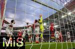 06.12.2025, Fussball Bundesliga 2025/2026, 13.Spieltag, VfB Stuttgart - FC Bayern M�nchen, in der MHP-Arena Stuttgart, Torwart Alexander N�bel (Stuttgart) geht zum ball hoch.