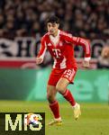 06.12.2025, Fussball Bundesliga 2025/2026, 13.Spieltag, VfB Stuttgart - FC Bayern M�nchen, in der MHP-Arena Stuttgart, Aleksandar Pavlovic (Bayern M�nchen)  am Ball 